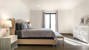 Stunning 2BR Condo - 5 Min to Beach