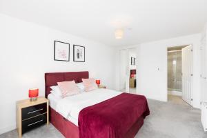 Top Floor 2-Bedroom Central Apartment with Secure Parking New Build