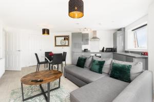 Top Floor 2-Bedroom Central Apartment with Secure Parking New Build