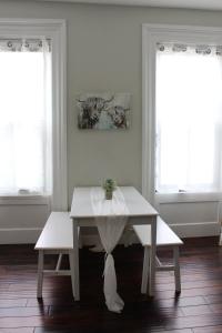 CHIC, Renovated Brownstone in PRIME DT Albany