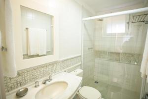 Angra dos Reis - Apartamento com estrutura completa - Condomínio com piscina, bar molhado e marina - Aluguel de Lancha no Local