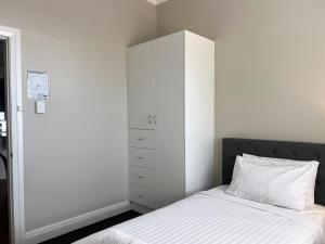 Cheerful 3-bedroom home with free parking on site