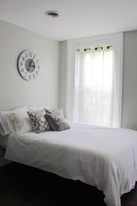 MODERN 1BR GREAT Location Downtown Parking