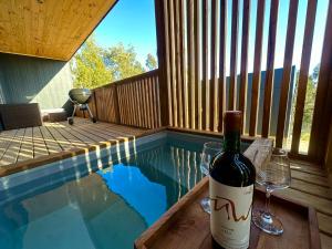 Cabaña en el bosque con tinaja privada