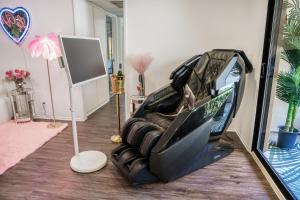 Luxury Pool View Spa Suite-Massage Chair-Steam Sauna-Welcome Champagne !