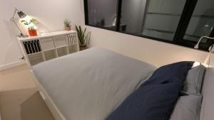 Beautiful, central apt close to Southern Cross Station, sky bus and tram