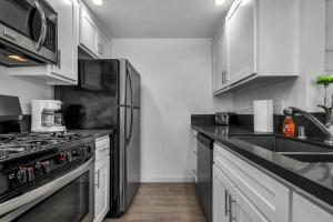 Modern 1-Bedroom Apartment Dining Area Free Gated Parking Central Los Angeles