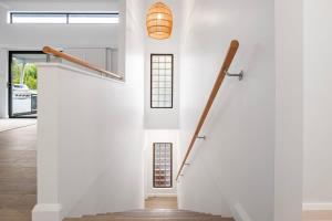 Deluxe Noosa home w pool walk to River and beach