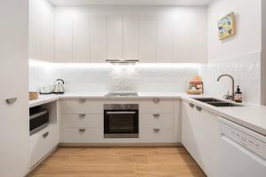 Deluxe Noosa home w pool walk to River and beach