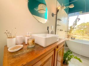 Hospedagem intimista com banheira, rio e acesso privativo em Veadeiros