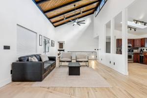 Rare Modern Family Getaway ~ 3 Acres & Game Room