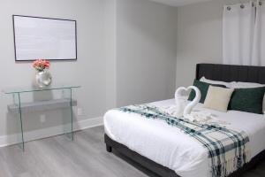 2 bdrm Modern & Hip Apt with Private Patio