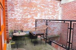 2 bdrm Modern & Hip Apt with Private Patio