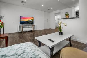 Modern 1-BR Apartment with Free Gated Parking