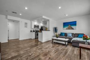 Modern 1-BR Apartment with Free Gated Parking