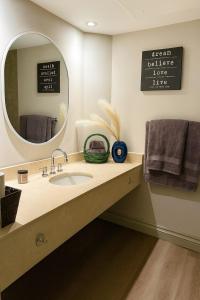 King Bed Suite with Pool and Hot Tub Access