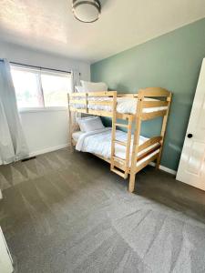 Park Home- Parkside Haven for Families & Pets