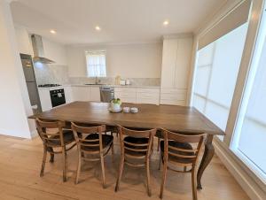 Newly renovated 4 mins from beach and main street