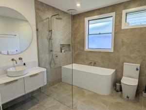 Newly renovated 4 mins from beach and main street