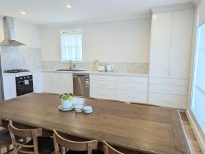 Newly renovated 4 mins from beach and main street