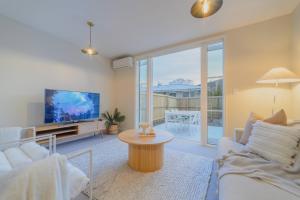 Modern Central City Retreat - Spacious 3BR and 2Bath 3-storey with Carpark