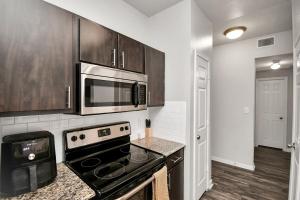 Cozy & Modern 1BR Apt - Walk to Zoo & Med Center