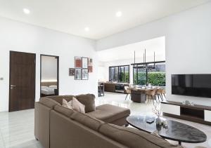 Villa in Bandung with Swimming Pool, Netflix & BBQ