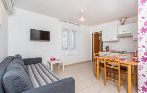 Cozy Apartment In Jurandvor With Wifi