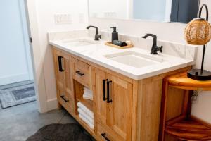 Luxury Barndo with Hot Tub, Indoor Sports Court, Private Acreage, and Near Notre Dame