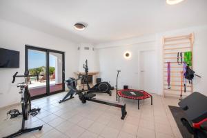 Seafront Villa w Heated Pool-Jacuzzi-Gym-Spa-Games