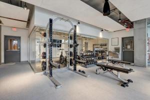 Boulevard Stays Highrise STU Sky Pool Parking Gym 25