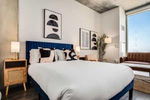 Boulevard Stays Highrise STU Sky Pool Parking Gym 28