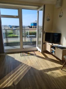 Sunset Beach, 2 bedroom, first floor flat with balcony