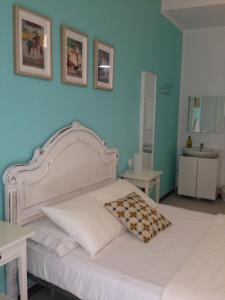 Economy Triple Room with Shared Bathroom room in Pensión Cádiz
