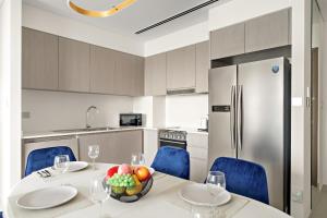 VayK - Stunning 2BR Apt with 2 Balconies in Downtown