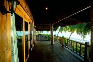 Mentawai Balcony - Beachfront family surf resort with stunning ocean views