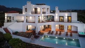 Seafront Villa w Heated Pool-Jacuzzi-Gym-Spa-Games