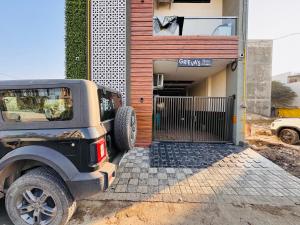 Home Escape Studio Elite Near Mahalaxmi Nagar