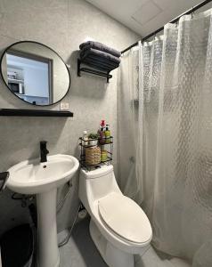 Studio in QC Wifi with Free Pool & Gym Access MRT Accessible