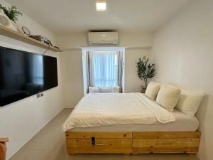 Studio in QC Wifi with Free Pool & Gym Access MRT Accessible