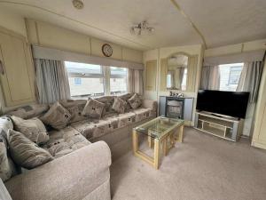 S374 3 bed CARAVAN oN THE GOLDEN PALM PET friendly