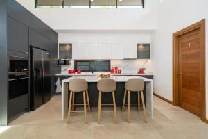 Nois Villa - tropical oasis with pool and maid