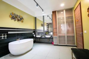 RARE sKY - 5 Bedroom villa with pool