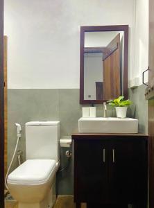 Ski Villa, Modern Calm and Cozy Lakeside Villa Rooms Anuradhapura City Sri Lanka