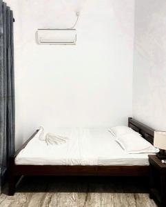 Ski Villa, Modern Calm and Cozy Lakeside Villa Rooms Anuradhapura City Sri Lanka