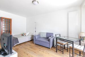 Bright Studio with Balcony - 2 min Walk to Metro