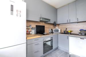 Bright Studio with Balcony - 2 min Walk to Metro