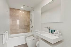 2BR Coastal Luxe Views Pool Parking WiFi Gym