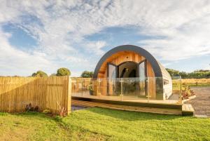 Eira Pod - Luxury Glamping escape - private Hot tub