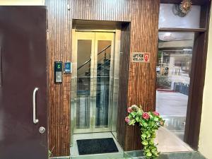 Hotel J Premium - Karol Bagh